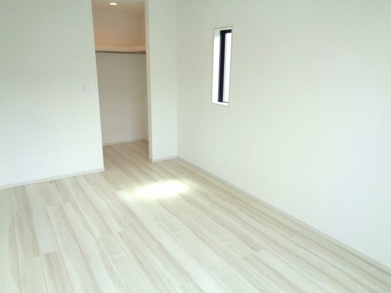 収納 居室にはクローゼットを完備し、自由度の高い家具の配置が叶うシンプルな空間。