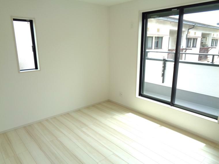 居室にはクローゼットを完備し、自由度の高い家具の配置が叶うシンプルな空間。
