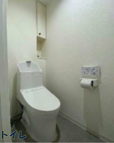 トイレ 白を基調とした清潔感のあるトイレです。造り付けの収納があります。