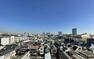 居間・リビング リビングからは、渋谷のビル群が一望できるプレミアムな眺望が愉しめます。