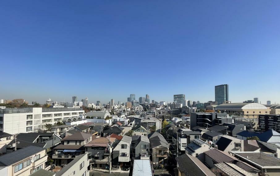 居間・リビング リビングからは、渋谷のビル群が一望できるプレミアムな眺望が愉しめます。
