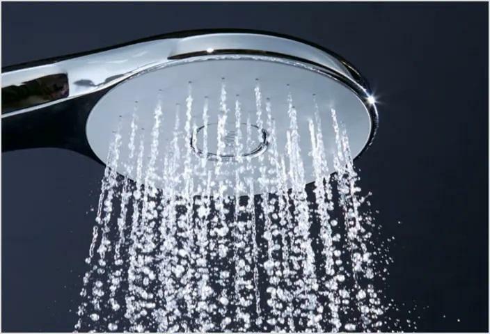 浴室 （仕様イメージ）水滴にたっぷり空気を含ませボリュームのある浴び心地と節水の両立を実現。