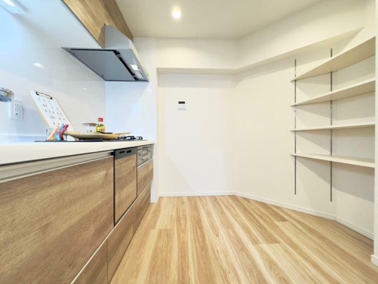 キッチン 空間に広がりが生まれるI型キッチンを採用。作業スペースが広くて作った料理をすぐに配膳でき、食後はそれぞれが自分で食器を運べるレイアウトです。 背面には、棚もついており食材なども置けそうですね！