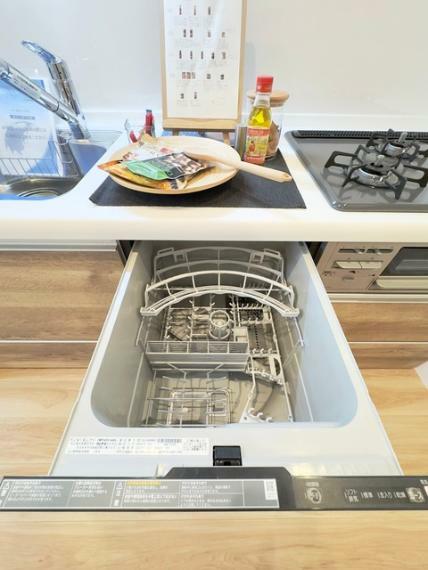 家事の時短に効果大の食洗器付き。高温でパワフルに洗い、温風乾燥します。手洗いよりも節水・節約が可能です。 一度使うと手放せないですよ！