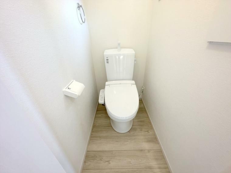 トイレ いつも綺麗に清潔に！ウォッシュレット付きトイレです！もちろん窓も付いてるので空気の入れ替えも楽にできます。■小金井市中町2　新築一戸建て■