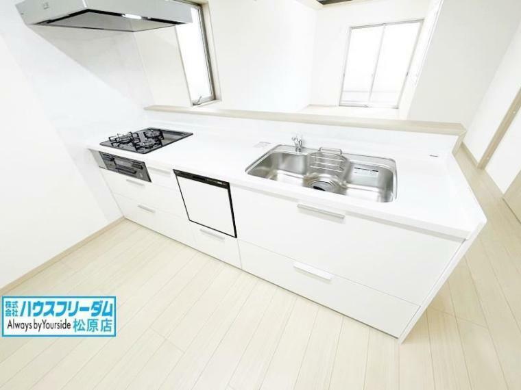 キッチン キッチン 収納豊富で調理器具や調味料も出し入れしやすいです。
