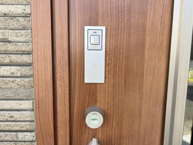 防犯設備 玄関ドアはタッチキー対応です。