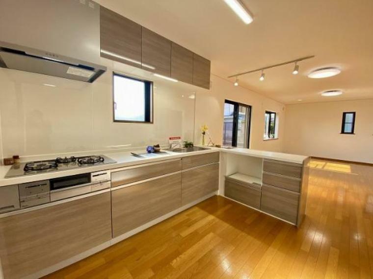キッチン 「キッチン」新品交換済、小窓もあり明るく換気もしやすいキッチンです