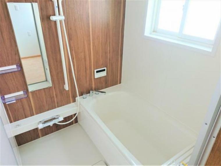 浴室 【同仕様写真】浴室はハウステック製の新品のユニットバスに交換します。足を伸ばせる1坪サイズの広々とした浴槽で、1日の疲れをゆっくり癒すことができますよ。