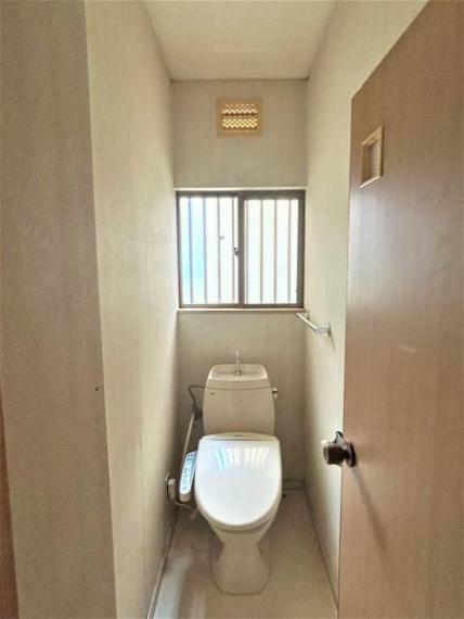 トイレ 【リフォーム中】1階現況のトイレです。便器を新品交換いたします。