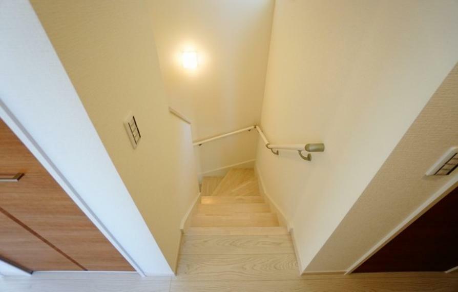 同仕様写真（内観） 同仕様写真。階段は段数を通常より1段多く段差を低く設定し、 より安全な階段を追求しました。