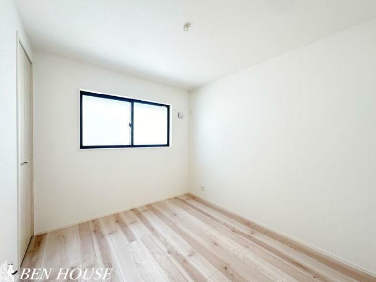 洋室 居室・白を基調とした明るいお部屋。へこみ傷や、すり傷に強いフローリング床材を使用しています。