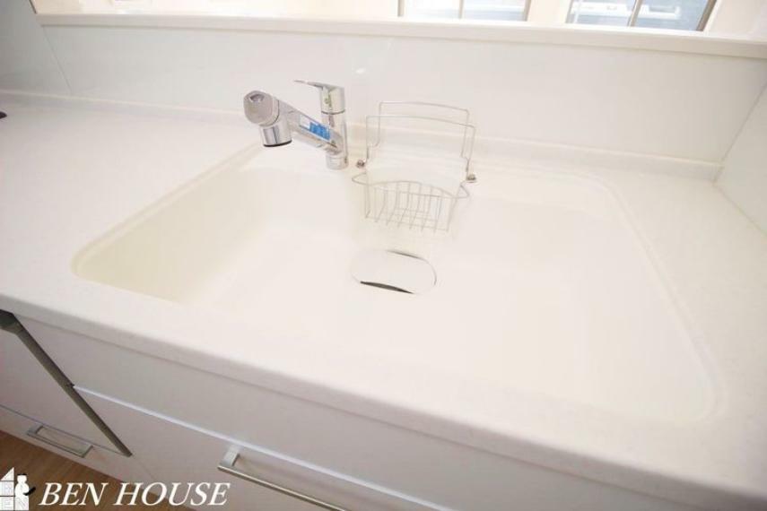 キッチン水栓・浄水器一体型のシングルレバーシャワー水栓です。浄水器ごとホースが引き出せるので、パスタ鍋などに水を注ぐときも便利です。