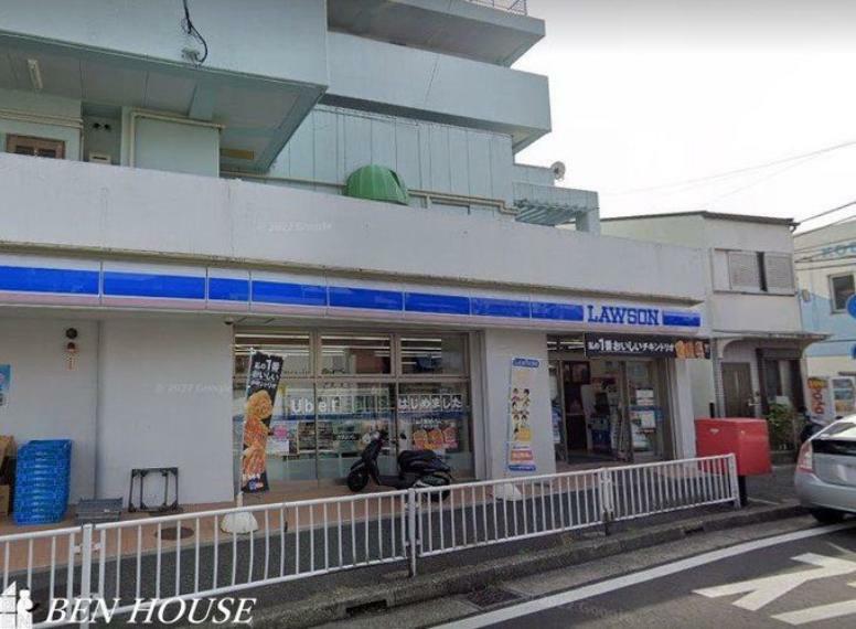 コンビニ ローソン横浜霞ヶ丘店 徒歩2分。時間がない時にさっと寄れて便利なコンビニ。