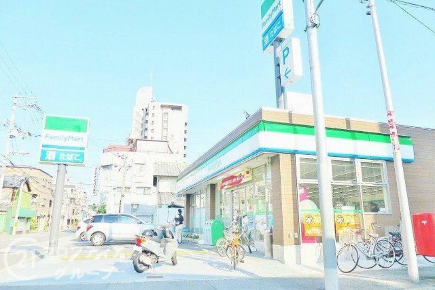 コンビニ ファミリーマート城東えなみ店　徒歩3分。