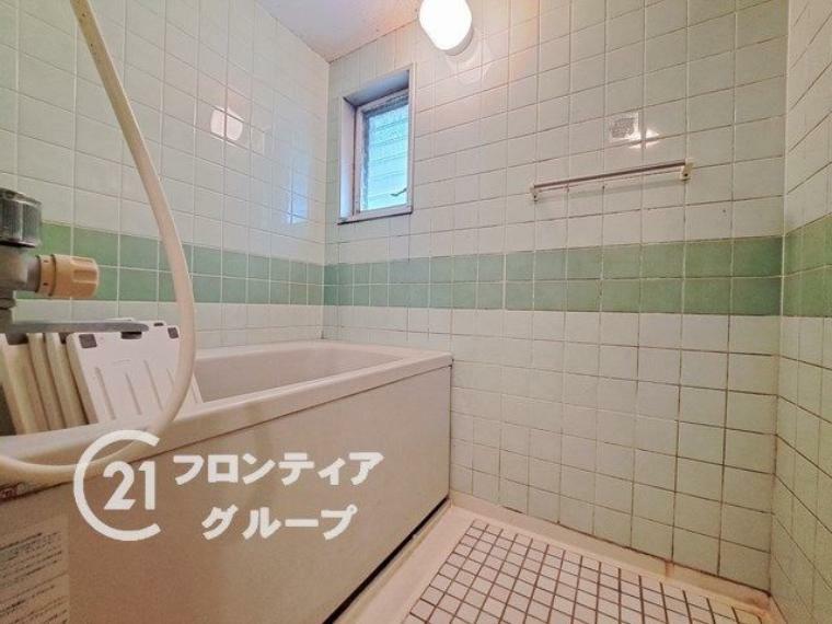 浴室 窓付きのバスルームでこまめに換気ができてカビ発生を抑制！