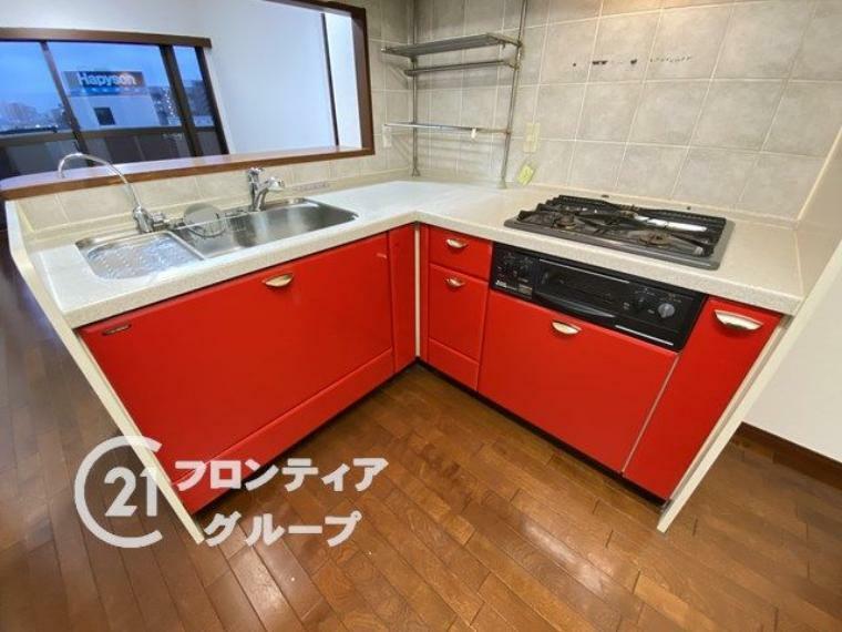 赤を基調としたL型キッチン