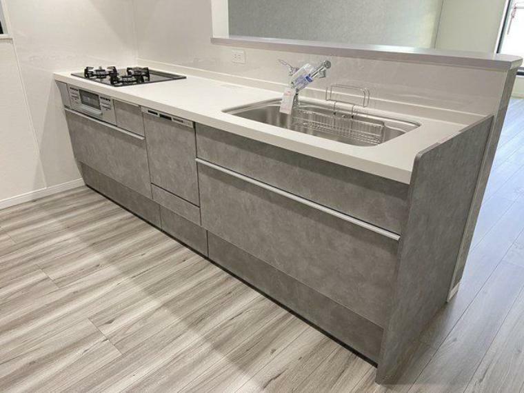 キッチン キッチンは標準で食器洗浄乾燥機が付いています。床材やクロスのお色もスタイルに合わせてセレクトさせていただきます
