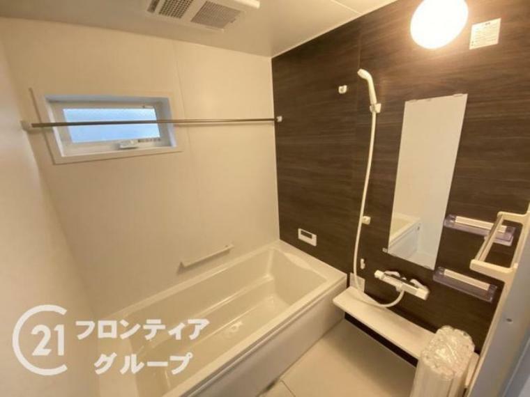 浴室 浴室には隠れた節水機能が充実！シャワーにはたくさんの空気を含んだ大粒の水は節水効果大！浴槽内にはステップがあり、出入り時の負担も軽減するスリムな形を採用