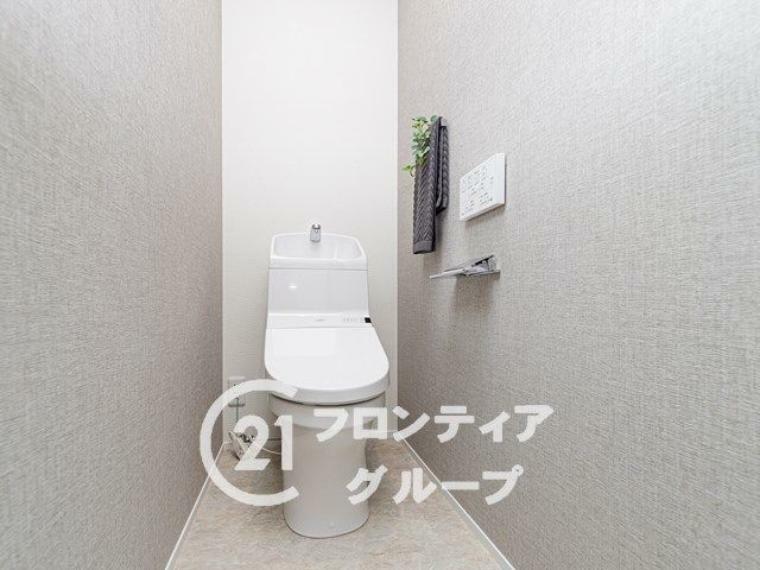 ＼同仕様写真/トイレは温水洗浄付き便器です。壁紙の色、窓の配置等、一邸一邸のこだわりをぜひ現地でご覧ください。