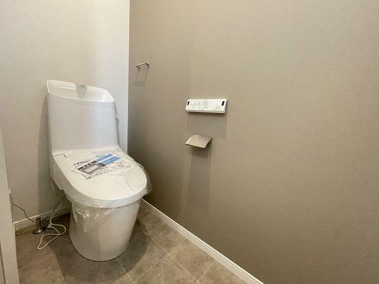 トイレ トイレは温水洗浄付き便器です。壁紙の色、窓の配置等、一邸一邸のこだわりをぜひ現地でご覧ください。