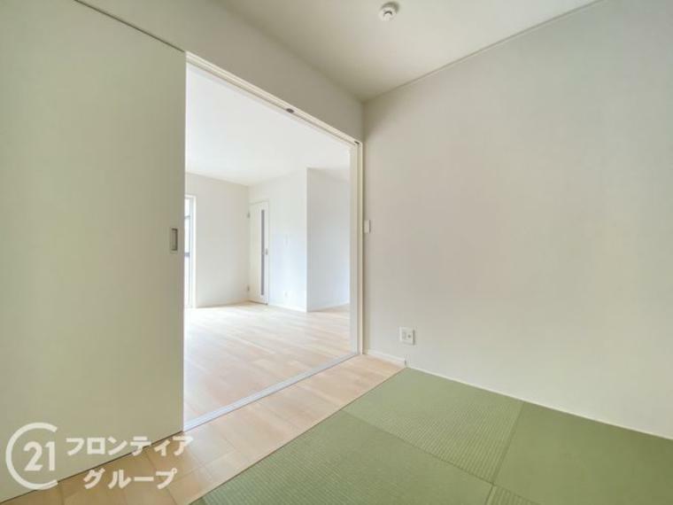 和室 新しいい草香る畳スペースは、使い方色々！客室やお布団で寝るときにぴったりの空間ですね。