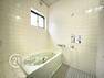 浴室 しっかり換気が出来る窓付き。湿気がこもりやすい浴室も清潔に保てます。