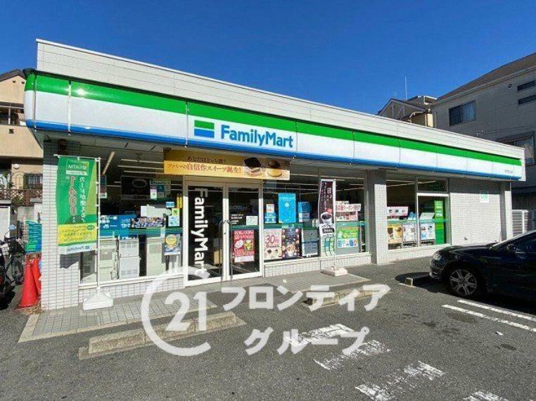 コンビニ ファミリーマート枚方田口山店　徒歩7分。