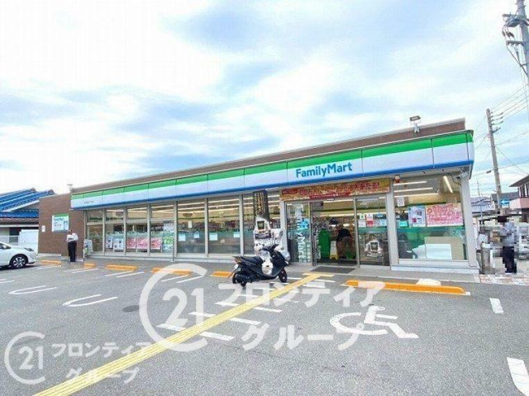 コンビニ ファミリーマート枚方田口二丁目店 徒歩13分。