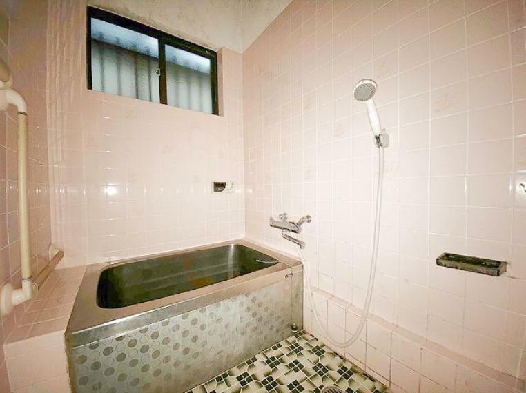 浴室 自然換気が出来る窓付きバスルームです