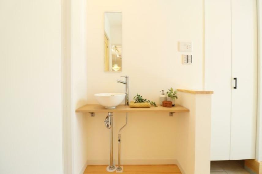 現況写真 【ondo建物プラン例/玄関】玄関横に洗面台を設置。帰宅後自然に手洗いができる動線を考えました。