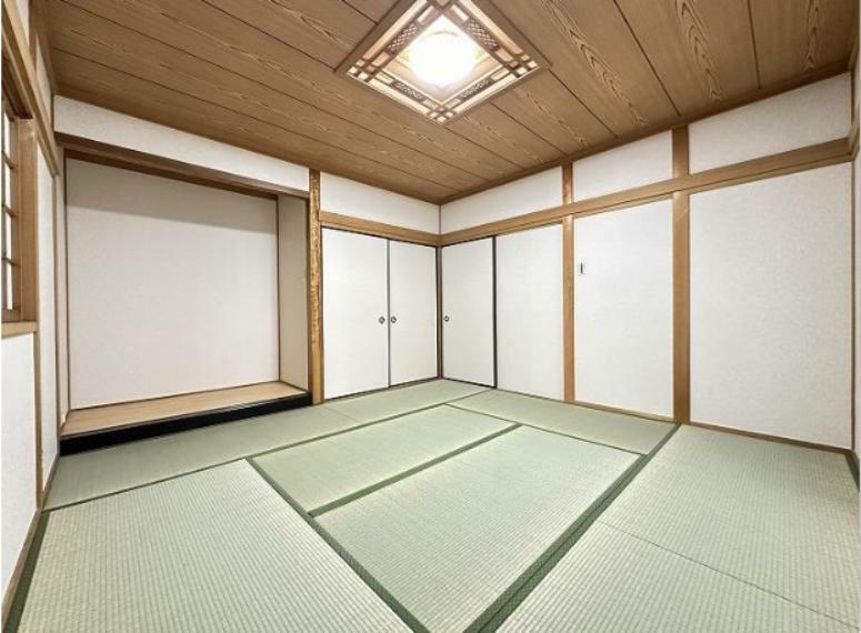 和室 1階の独立した8帖和室は、客間や趣味のお部屋としても活用可能！床の間・押入れも備わっています。