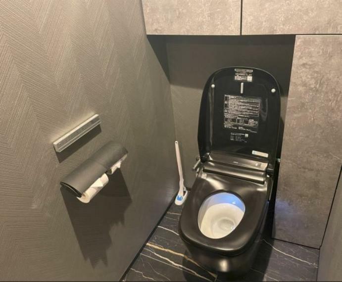 【トイレ】モノトーンで落ち着いた色合いのホテルライクなトイレです