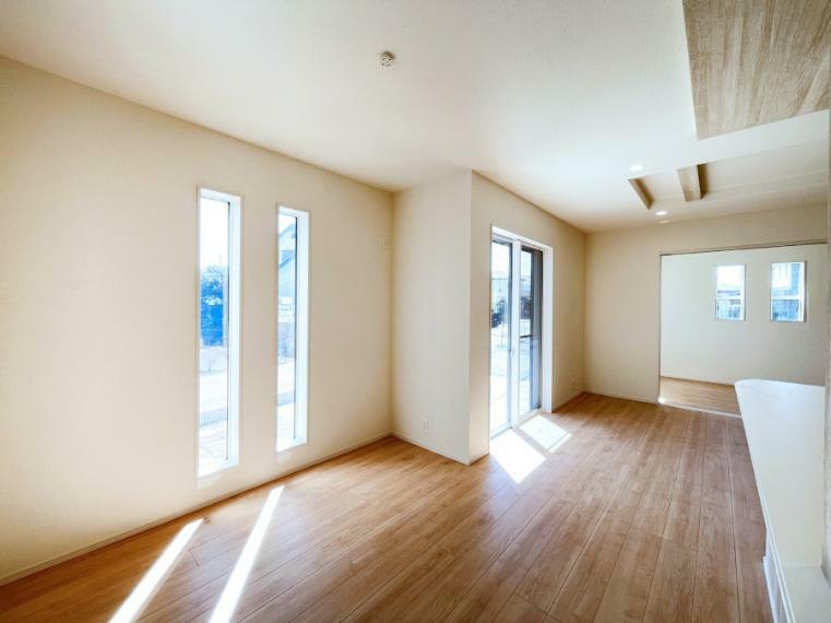 居間・リビング 大きな窓は開放感を演出、たっぷりの陽光が心地よく快適に寛げそう