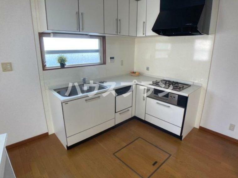 キッチン 3口ガスコンロ・グリル・食洗機で毎日の家事を快適にサポートします。 収納も豊富でキッチン用品や調理器具もスッキリきれいに片付きますね。 窓を開けて換気できるので、気になるニオイも軽減されます。