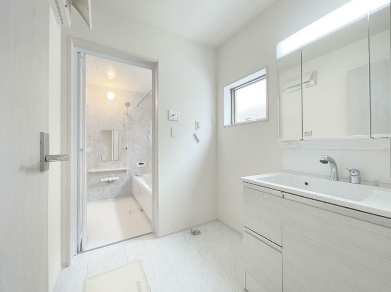 ランドリースペース 窓のある明るい洗面所で毎日の身支度も気持ち良くお使い頂けます。