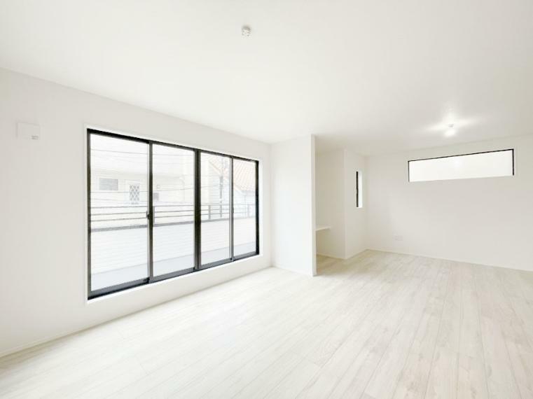 居間・リビング 大きな窓は開放感を演出、たっぷりの陽光が心地よく快適に寛げそう