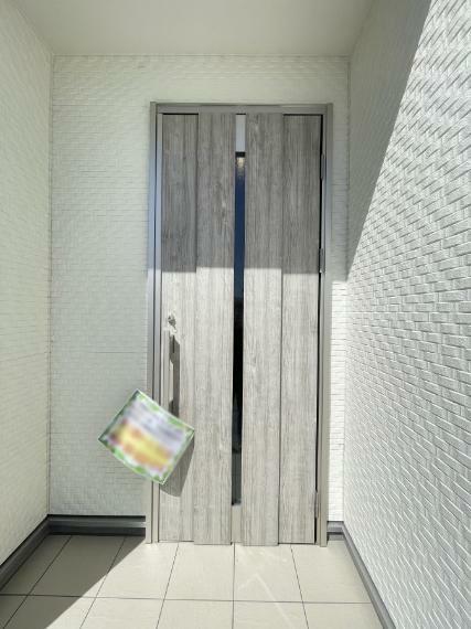 玄関 ナチュラルなデザインで明るい雰囲気の玄関ドア