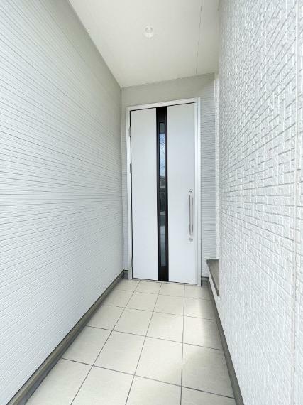 玄関 スッキリシンプルなデザインの玄関ドア