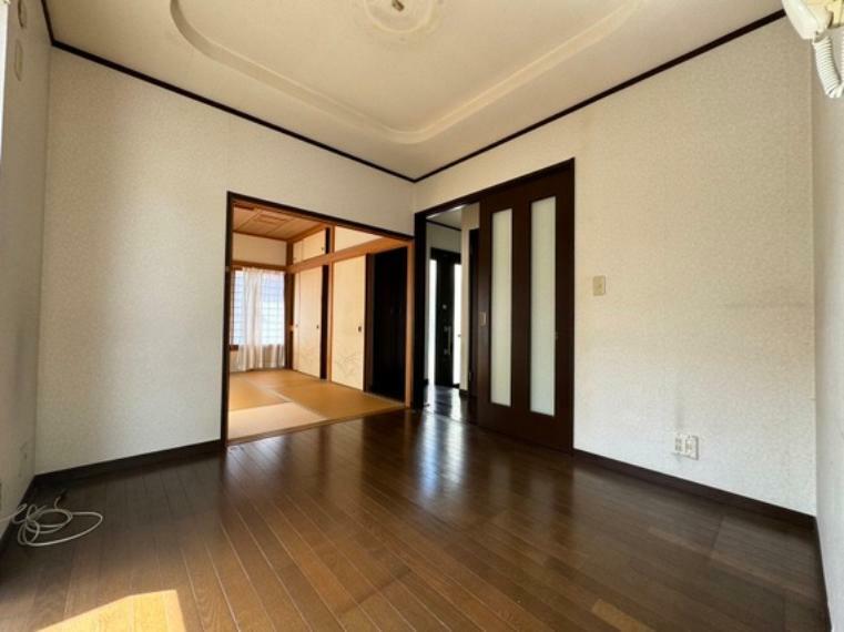 隣接する和室の戸を開放して、空間を広く使うことも可能です。大人数で集まる際にも便利ですね。