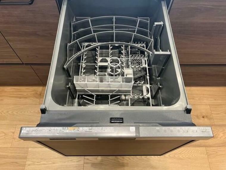 ダイニングキッチン ビルトイン食洗機は作業スペースが広く使え、節約効果もあり、手洗いよりずっと清潔です。