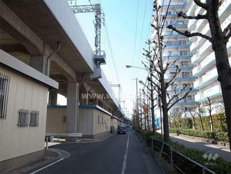 前面道路は街路樹がきれいな通り。道を挟んで南側には阪神電車が走っています。