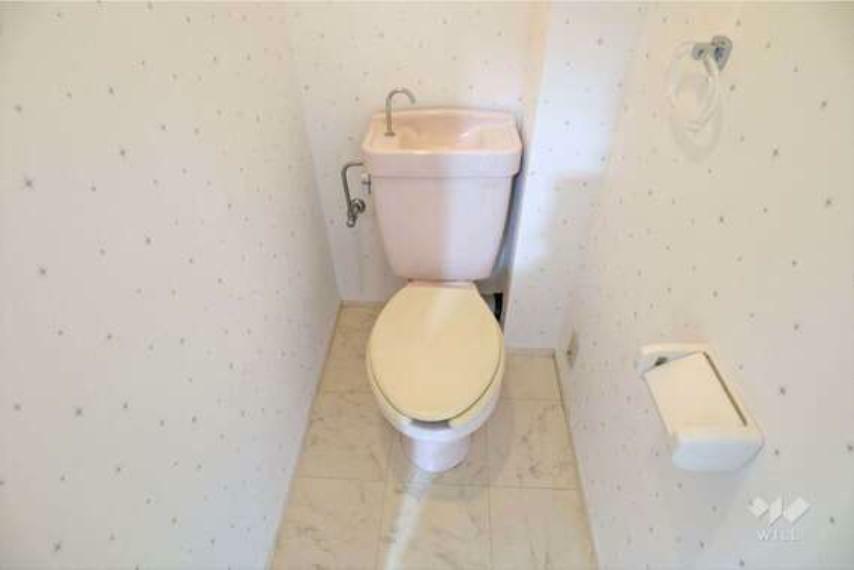 トイレ トイレ［2024年4月20日撮影］床と壁が清潔感のある色です。広さもあるため掃除がしやすく、綺麗にお使いいただけます。