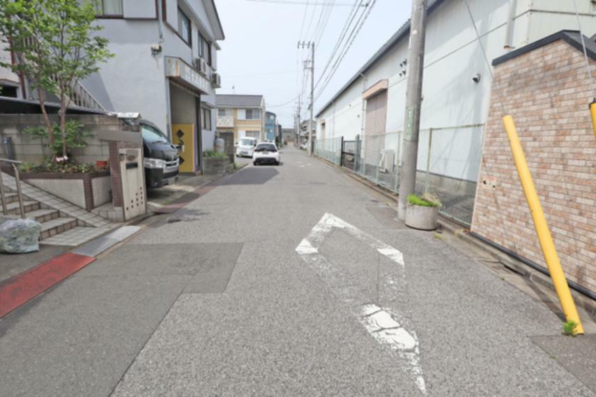 現況写真 物件の北側前面道路。約5.9mある広々とした道路です。周辺は閑静な住宅地となっております。