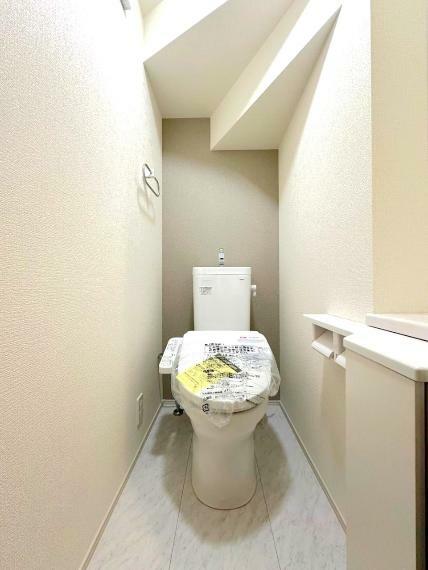 トイレ 白を基調とした清潔感のある落ち着ける空間