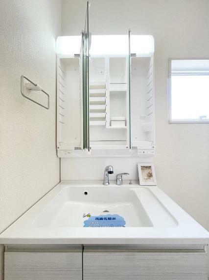 三面鏡洗面台は収納豊富。細かいものもスッキリ片付きます。