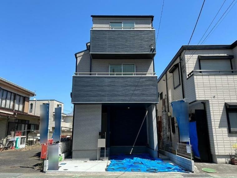 現況外観写真 シンプルで落ち着きのある建物は住むかたの個性でオリジナルなものになっていきます。