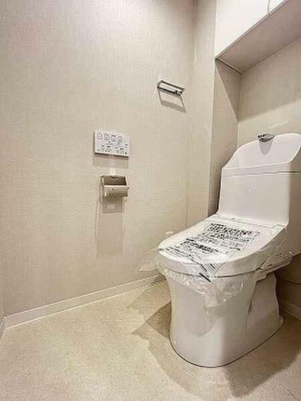 トイレ 上部戸棚付き 温水洗浄便座一体型トイレ　クッションフロア貼替