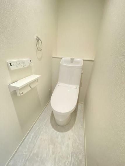 トイレ 壁付けリモコンで、操作もしやすいウォシュレット付きのトイレ。