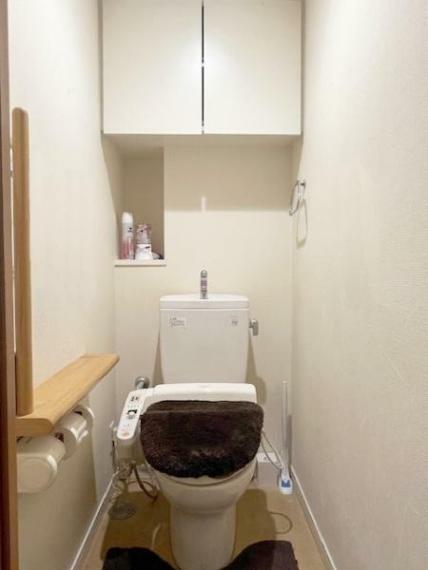 トイレ 吊戸棚付き、温水洗浄便座です。